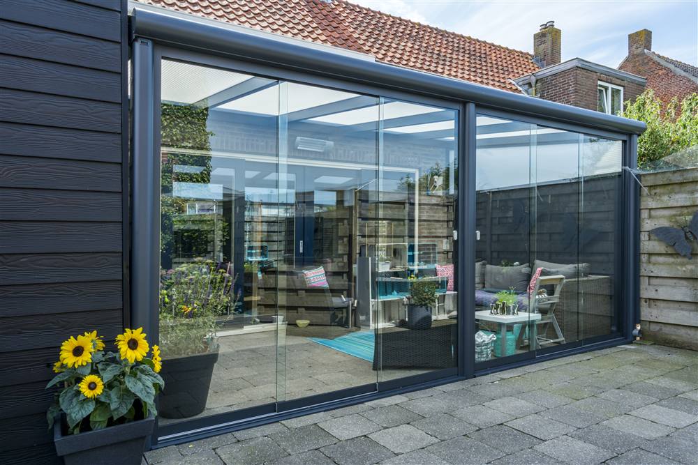 Glass veranda with sliding glass doors in an anthracite frame